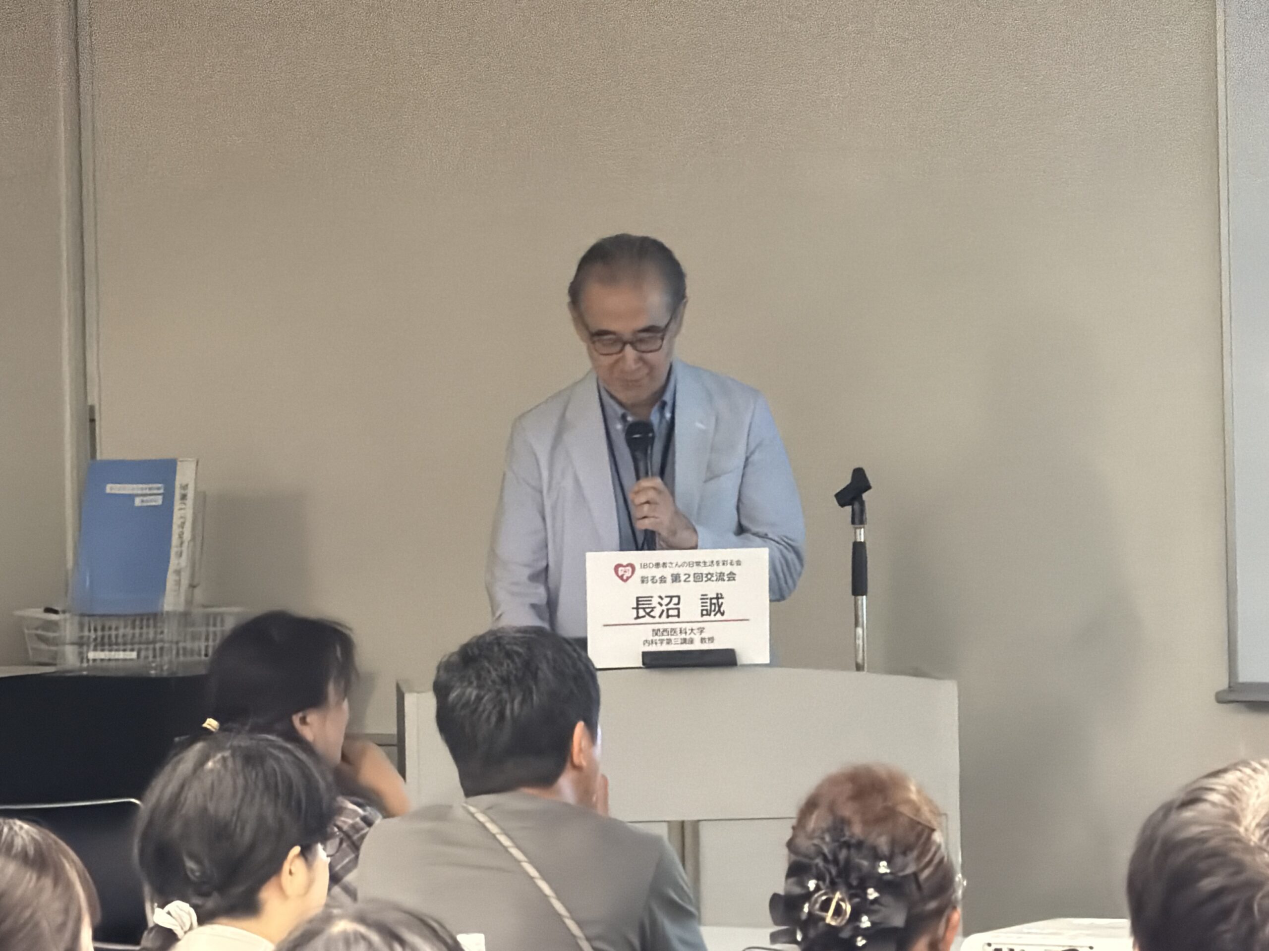潰瘍性大腸炎について解説する長沼誠先生