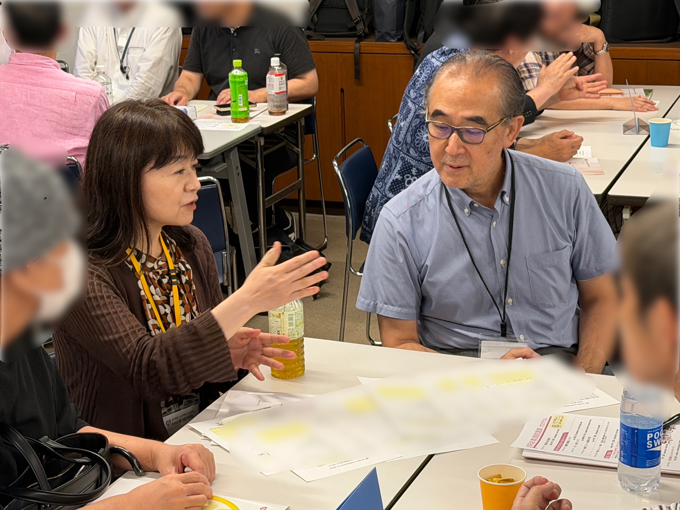 グループに分かれて語り合う参加者の様子
